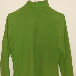 This is a green Boomerang sweater, size 38. The true color is the one on the first picture. Very warm, and can be styled in various ways. In good condition, no default. Fits me perfectly (I am an S size).
