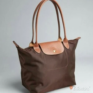 Äkta Lonchamp väska brun  - NYPRIS: 1200kr!!   Säljer pga använder inte längre. Väldigt bra skick och privata bilder skickas om ni bara ber om det! 👍🏼