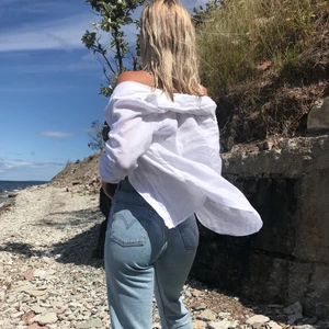 Levis jeans - Levis jeans i ljus tvätt. Bra skick. Säljer pga att jag tycker dem blivit för korta. Storlek: W25 L29. Jag är 1,72 m för er info. Köpt dem för ordinarie pris: 1299. Buda i kommentarerna, startar på 200 kr. Köparen står för frakt😇