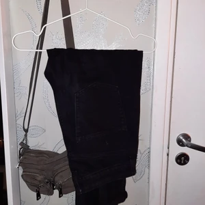 Jeans - Ett par svarta jeans från Lager 157. Säljer pga att jag köpte fpr stor storlek. Strl 36 och i mycket bra skick eftersom att jag inte använt dem. Köpte för 300 och mitt pris är 90+60 frakt. Skriv för fler bilder❤