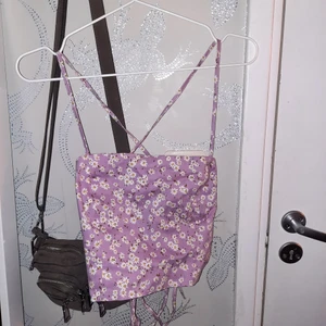 Blommig topp - Jättefin blommig topp från Zara. Älskar den här toppen men säljer pga att den inte kommer till användning, använd 1 gång så väldigt bra skick. Den har även snörning där bak (syns på bild 2). Köpt för 200 mitt pris är 110+40 frakt eftersom att den knappt är använd. Skriv för mer bilder, strl XS men om du har S så funkar den eftersom att snörena är långa och justerbara❤