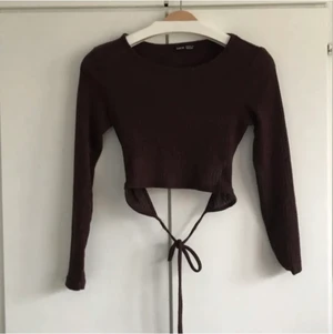 Tröja från Shein  - Säljer en jättefin vinröd/brun långärmad tröja med öppen rygg och snörning där bak. Köpt här på plick, säljer för den var för liten. Bilderna är förra säljarens. Fråga om fler bilder eller info💖 Köparen står för frakt.