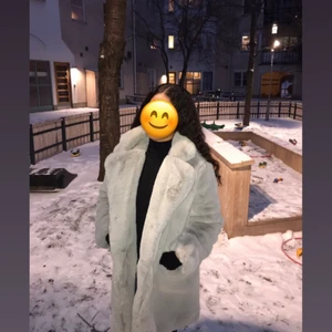 PÄLSJACKA 🤍 - Pälsjacka köpt på boohoo för 1299kr. Obs! Ej äkta päls! Väldigt fin kvalité på pälsen, jackan är lite oversize. Den är som ny!