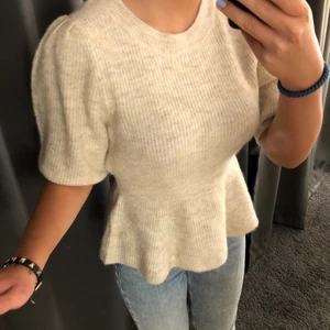 Otroligt  - Otroligt söt tröja från vero Moda. Använd en gång✨☺️