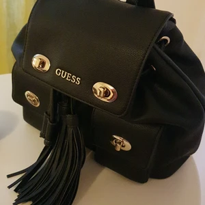 Väska - Ryggsäck från Guess..Jag har fått den som present men inte används.. 