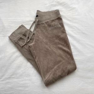 Juicy Couture byxor - Beiga Juicy Couture byxor i strl XS 🤍 De är low/mid-waist och i begagnat skick, se bilderna! 💫 