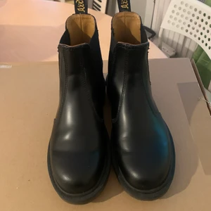 Dr. martens chelsea boots - I äkta skinn. Som nya, endast använda 3 ggr! Nypris 2000.