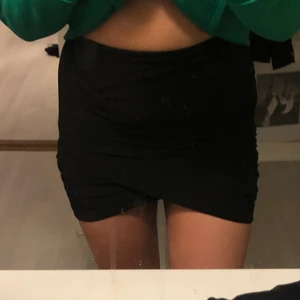 Omlott kjol ifrån Nelly! - Super snygg omlott kjol ifrån nelly!⚡️ Passar alla! super stretchig och man kan välja hilken längd man vill ha!🖤kontakta mig för flera bilder!