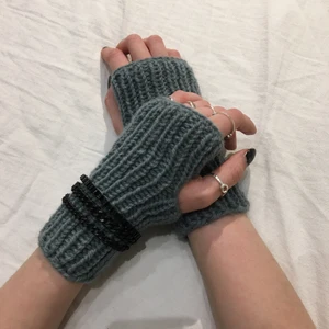 Handledsvärmare grunge - Supersöta handledsvärmare i 100% ull och alpacka💋 stickat dom själv o går att beställa i alla möjliga färger och storlekar🤍 skriv privat!!! Älskar dessa färgen är gråblå o jättelätta att matcha💋