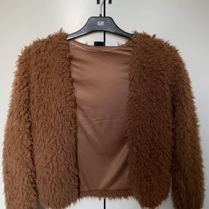 Brun Fluffig kofta  - Brun fluffig kofta som har använts 1 gång 