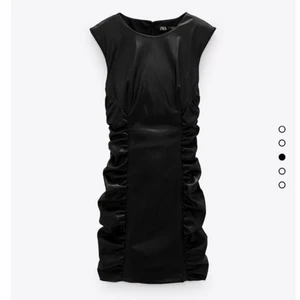 Läderklänning Zara - läderklänning från Zara. Helt oanvänd med lapparna kvar, bara testad💖  kan skicka fler bilder privat