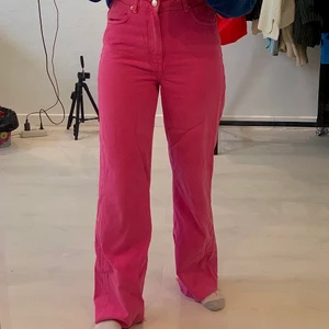 Byxor ZARA - Ett par jätte söta byxor från ZARA i ett tunt jeans-material. De är klippta nere vid fötterna då de var väldigt långa, och är fortfarande långa på mig som är 166,5cm. Hög midja. Strl 36 men små i storleken, så passar på mig som växlar mellan 34 och 36. 