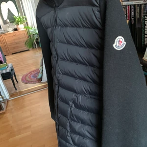 moncler cardigan  - storlek L passar M använd i månad. priset är inte hugget i sten
