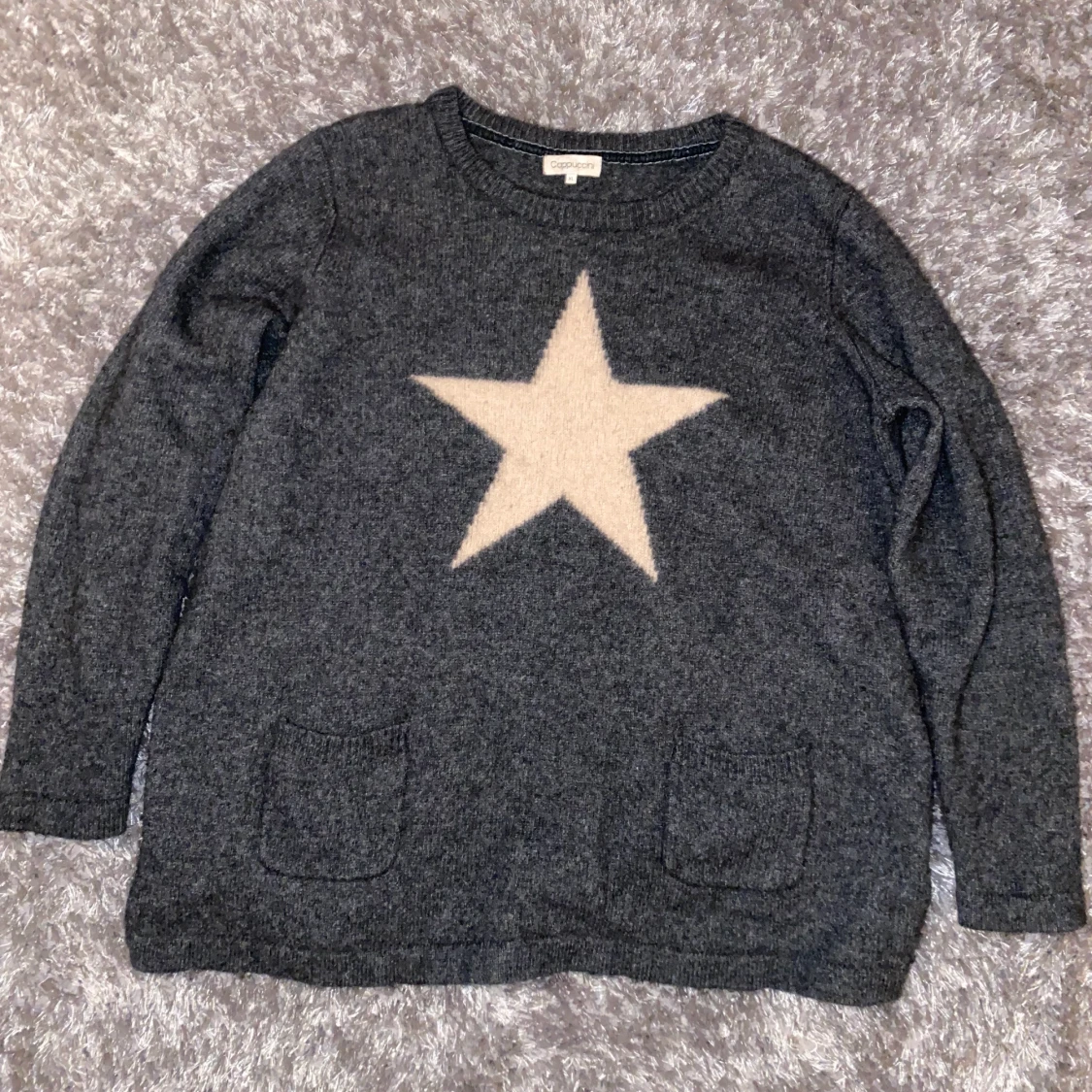 Tröja med stjärna och 2 fickor på magen