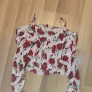 Blommig blus  - Fin blommig blus inför sommaren, jätte fin på.