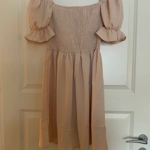 Off shoulder klänning  - Nude/rosa/beige klänning med off shoulder puff ärmar. Storlek L, från SHEIN. Aldrig använd så helt i nyskick! Finns i Mölndal/Göteborg eller skickas med Postnord, köparen står för frakten.