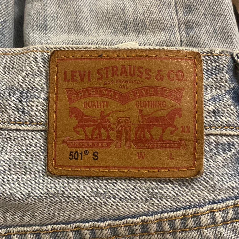 Säljer dessa levis jeans som är lite för tajta för min smak, de sitter precis över naveln på mig men är inte riktigt ”highwaist” ändå, de är ganska använda men inga slitage utöver de som ingår på modellen, jag är vanligtvis en strl 36/38 i jeans. Jeans & Byxor.