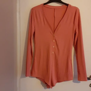 SHORTSDRESS I STRL M - Härlig fin shortsdress i STRL M, hel & fin. Djur & rökfritt hem