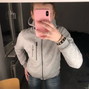 Sail racing hoodie🤍 - (LÄGGER UPP IGEN PGR AV OSERIÖS KÖPARE) Haft denna sail racing hoddie ett tag och efter några tvätter sitter den lite för tajt tycker jag. Jag är 163 för att vara exakt, men skulle säga att den passar 160 cm  och under/ kortare bättre💓 hör av dig om mer frågor om du är intreserad💘. (Frakt ingår ej💗) 