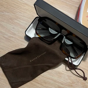 Corlineyewear solglasögon - Intressekoll på mina corlin solglasögon i nyskick. Köpta i somras och bara använda ett fåtal gånger. Inga repor eller liknande. Både fodral och påse följer såklart med. Brunt sköldpaddsmönster. Säljer endast vid bra bud🌸