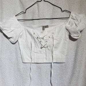 Korsett Topp - Snygg topp från H&M Devided i storlek 32/XS, aldrig använd med lapp kvar. Jättefint skick. Fraktalternativ kan alltid diskuteras :)