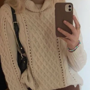 Beige stickad tröja - Säljer min stickade tröja då jag inte använder den. Superfin och i jätte bra skick då den inte är använd speciellt mycket😍🔥