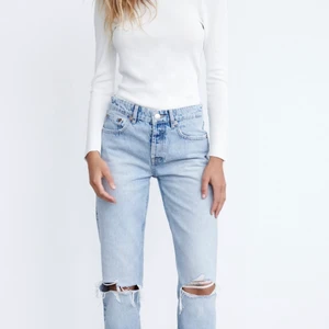 Zara mid Rise jeans  - Säljer dessa ass snygga miderise jeansen ifrån zara💓 Extremt snygga ifall du gillar Stockholmstillen.          Aldrig använda då dom inte passade (prislappen kvar)🙌🏼 kontakta mig privat för mer bilder🤩
