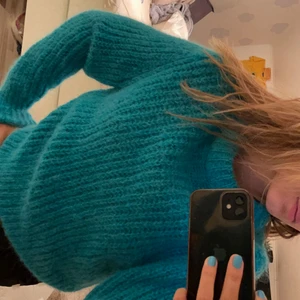 Stickad blå tröja💙 - Jättefin stickad blå tröja från H&M köpt för 1 år sen! Så fin men aldrig använt tyvärr. Sitter jättefint och är i stl xs & jag är 160cm. Köpte för 599kr ny och lägger ut för 350 men vid snabb affär kan pris diskuteras💙