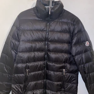 MONCLER dunjacka - Dunjacka från Moncler i svart. Stilren supersnygg. Inga fläckar/skador. (Suddig bild i mitten då jag var för snabb med kameran så förösöker inte dölja imperfections haha😂)