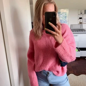 Stickad tröja  - 🛑Lägger ut igen pga oseriös köpare🛑 Stickad populär tröja från h&m💖💖 Fint skick! Storleken är L men passar mig som är S beroende på hur man vill att den ska sitta!