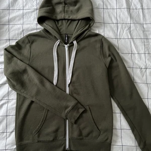 Hoodie  - Grön luvtröja med dragkedja och snören