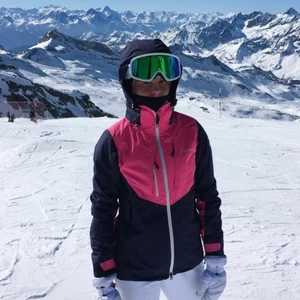 Skidjacka Everest - Säljer min fantastiska skidjacka då den blivit förliten. Köpt för 2500kr, i jättefint skick. Varm!        PRIS KAN DISKUTERAS!     strlk: 38 passar s/m beroende på hur den ska sitta, 💓🤌