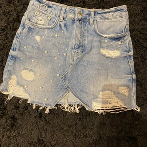 Jeans kjol med pärlor - En underbar jeans kjol med pärlor på! Tyvärr så säljer jag den då den blivit för liten för mig. Önskar verkligen att den passade då den är super fin! Skriv om du är interesserad eller vill diskutera priset samt vilken frakt! 