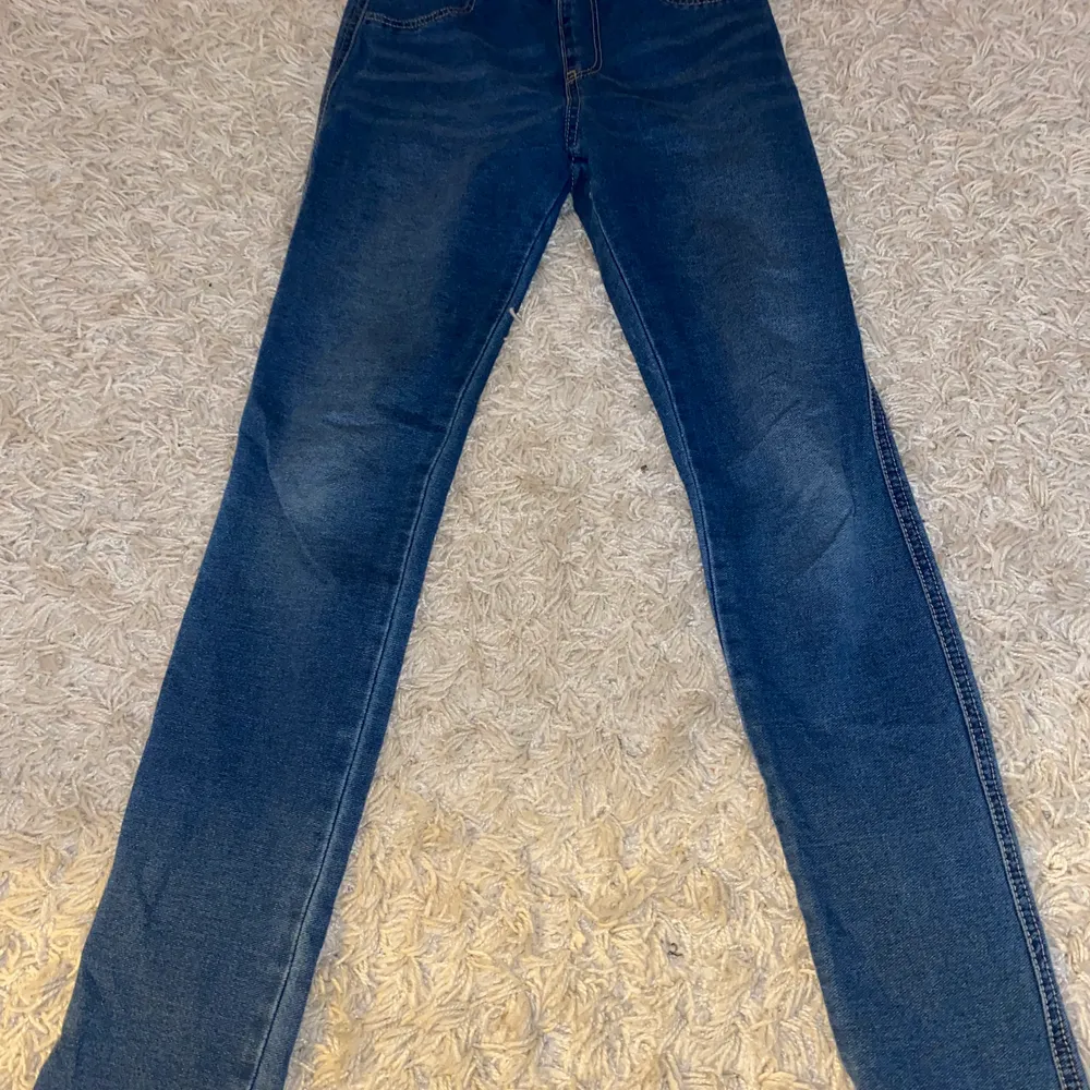 Mörkblåa skinny jeans byxor från H&M har storlek på skulle gissa S. Jeans & Byxor.