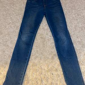 Mörkblåa skinny jeans byxor från H&M har storlek på skulle gissa S