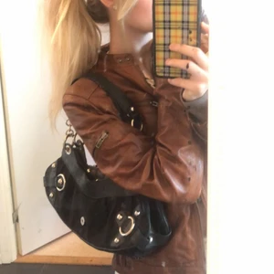 Brun skinnjacka - Skitsnygg brun läderjacka. Säljer då jag tyvär tröttnat på den. St S-M. Nypris 2000 säljer för 200.