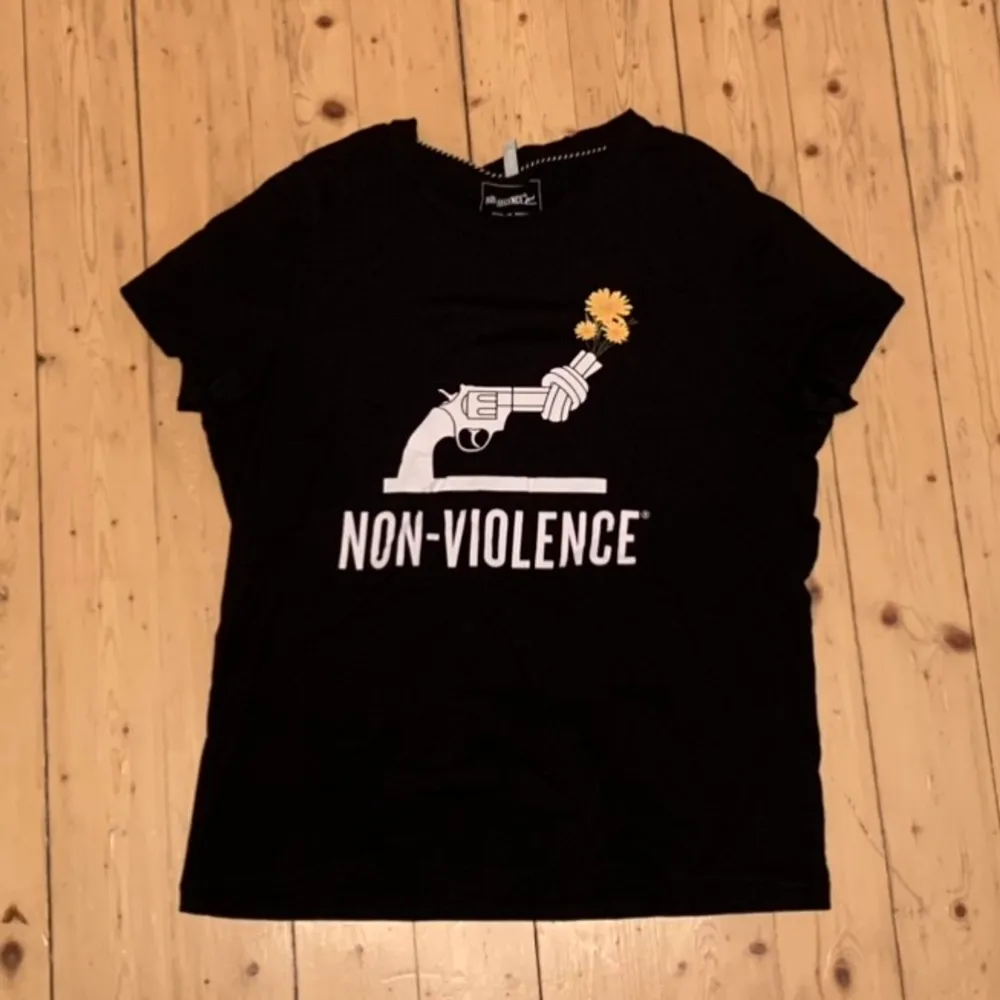 Superfin tröja från ONLY och Non-Violence som tyvärr inte kommer till användning. T-shirts.