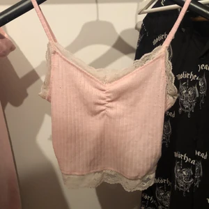 linne - Säljer mitt ljusrosa linne med spetsdetaljer, stretchigt så passar xs-m. knappt använt, endast spårbar frakt 66kr💗