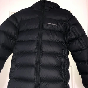 Peak Performance Frost - En fin Peak Performance frost (herr) jacka inköpt för två vintrar sen. Använd sparsamt och i fint skick. Säljes då jag tvingades gå upp i storlek och denna var för liten. Fler bilder går att tillgå på förfrågan! Nypris: 4000kr på Stadium. Pris: 1500kr!
