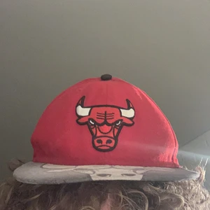 New Era Chicago Bulls Keps - Storlek 7,5 (59,6) Bra skick men tydligt använd. Inte solblekt och äkta. Skriv om det är något du undrar om