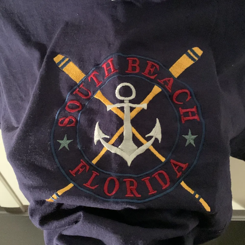 Cool t-shirt från florida. Bra skick och en allmänt bra tshirt. Skriv om det är något du undrar om . T-shirts.