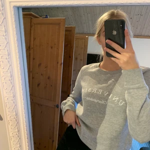 Collegetröja i stl S - Grå collegetröja med tryck från Gina tricot i storlek S. Använd men fortfarande i väldigt bra skick! Inte urtvättad eller något, den är fortfarande väldigt mjuk och skön inuti.