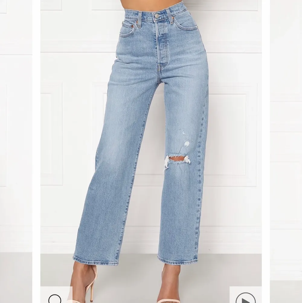 Säljer blåa levis jeans då de är för stora och korta på mig som är 175 cm. De är i bra skick och använda få tal gånger. Pris kan diskuteras . Jeans & Byxor.