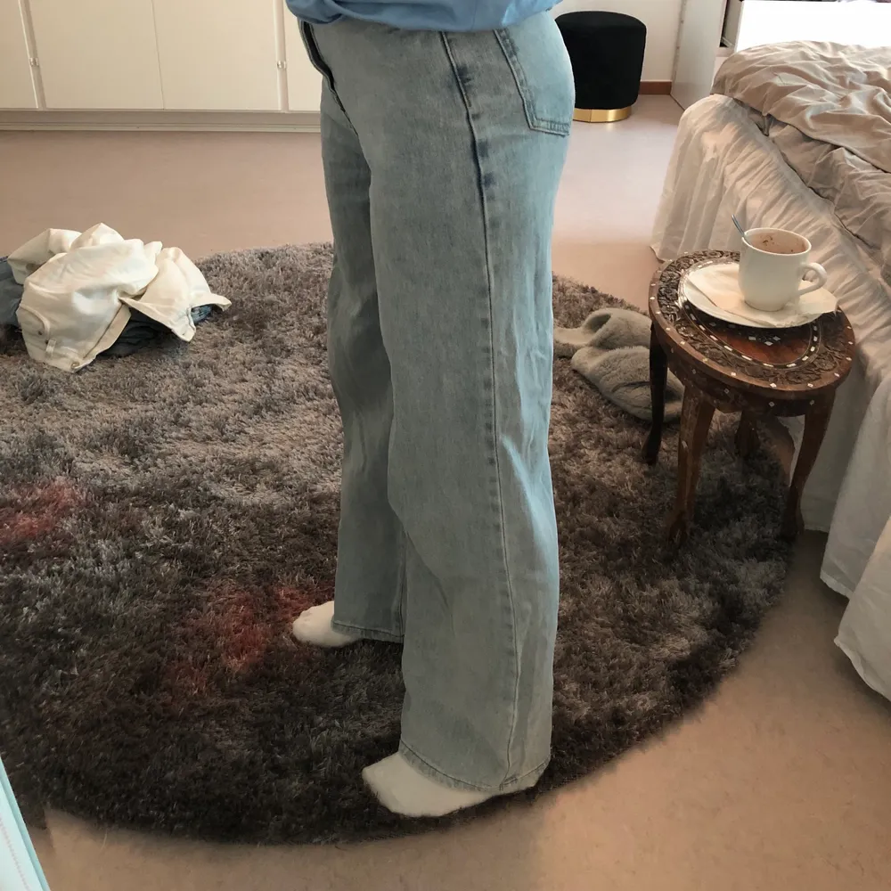 Vida jeans i washed blue, full length. Det står ingen storlek men jag är 165 lång!. Jeans & Byxor.