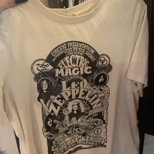 Tröja med tryck  - Tröja från h&m inte använd många gånger alls, i storlek (XS) säljer för använder ej. 80 kr plus frakt 22kr 