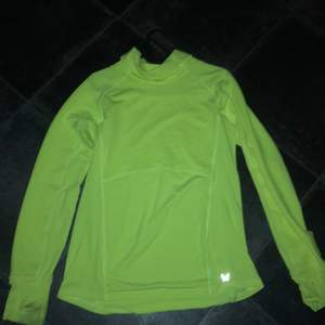 Säljer den här för att den inte kommer till användning, använd få gånger. De här är en neon gul tränings tröja, skriv för intresse.❤️