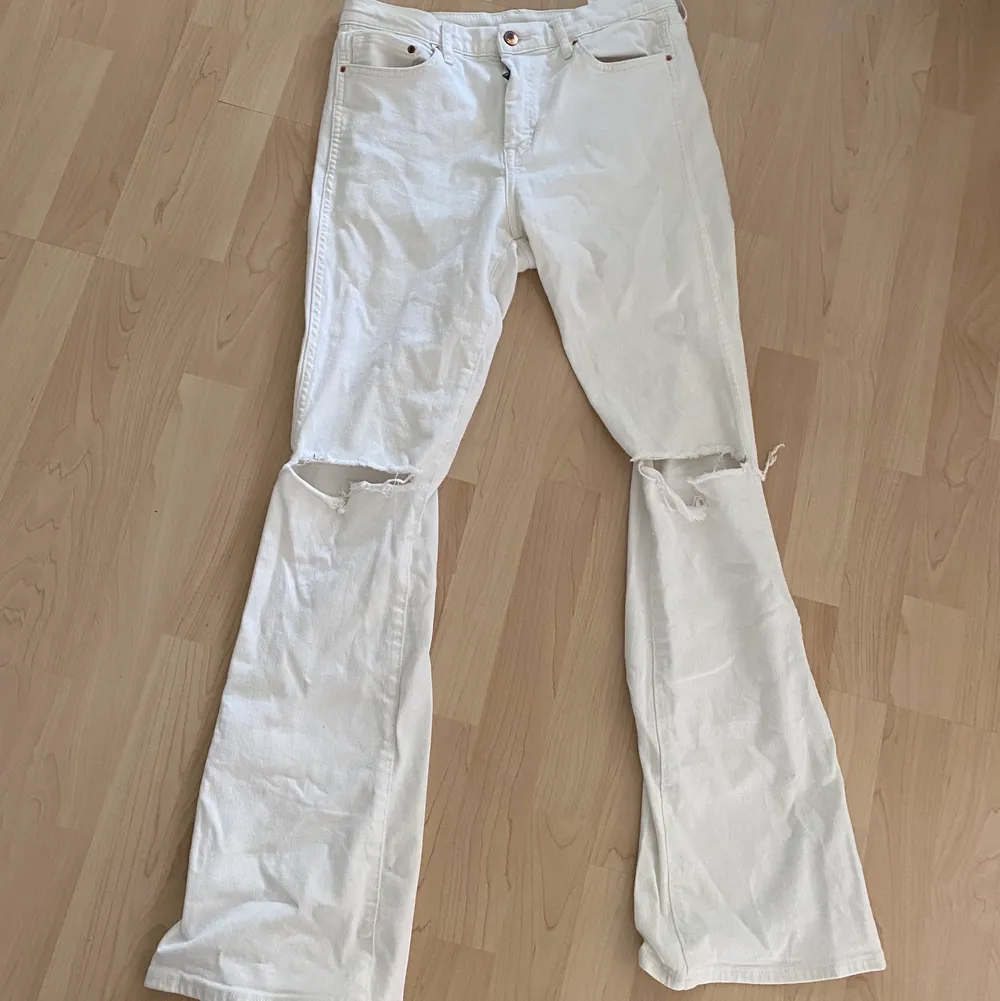 Vita flare jeans som är midwaist. Ganska stretchiga tyg. Passar bra på mig som är 170. Skriv för mer info/bilder ✨. Jeans & Byxor.