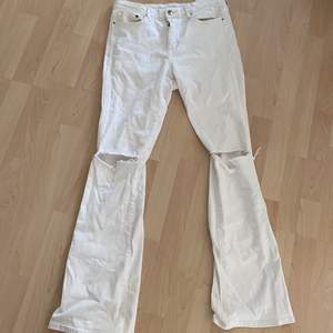 Vita flare jeans som är midwaist. Ganska stretchiga tyg. Passar bra på mig som är 170. Skriv för mer info/bilder ✨