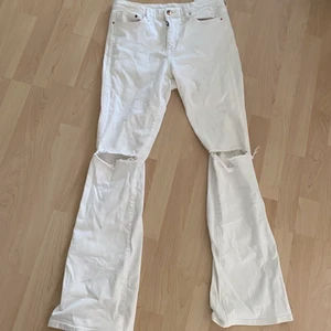 Midrise bootcut - Vita flare jeans som är midwaist. Ganska stretchiga tyg. Passar bra på mig som är 170. Skriv för mer info/bilder ✨