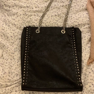 Väska från Zara⚡️ - En svart läderväska med kjedja och nitar från Zara⭐️ kommer sällan till användning och därav säljer jag den💕